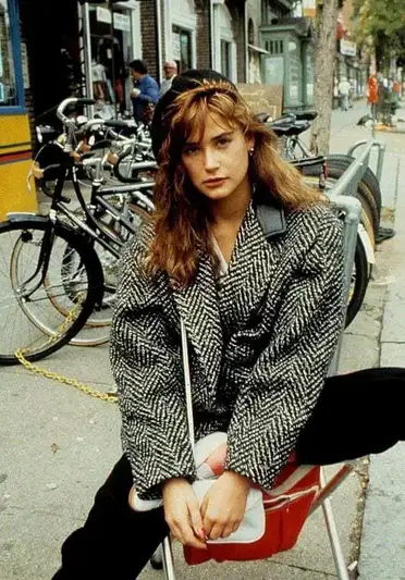 8 Iconic Pieces To Wear For The Best 80s Outfit
