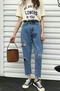 a girl with ’90s. Mom jeans