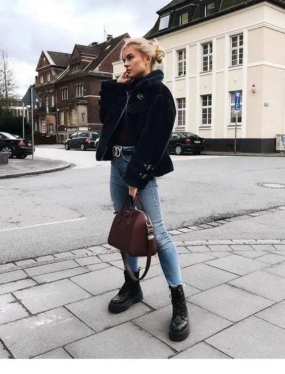 Outfit con 2025 dr martens negras